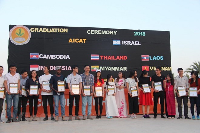 Students from Vietnam and other countries pose for a photo together at the graduation ceremony